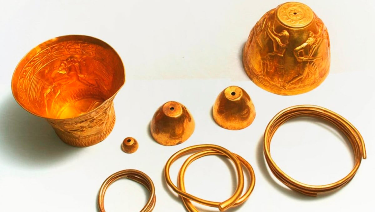 2.400-year-old solid gold ancient bong used by kings to smoke marijuana.