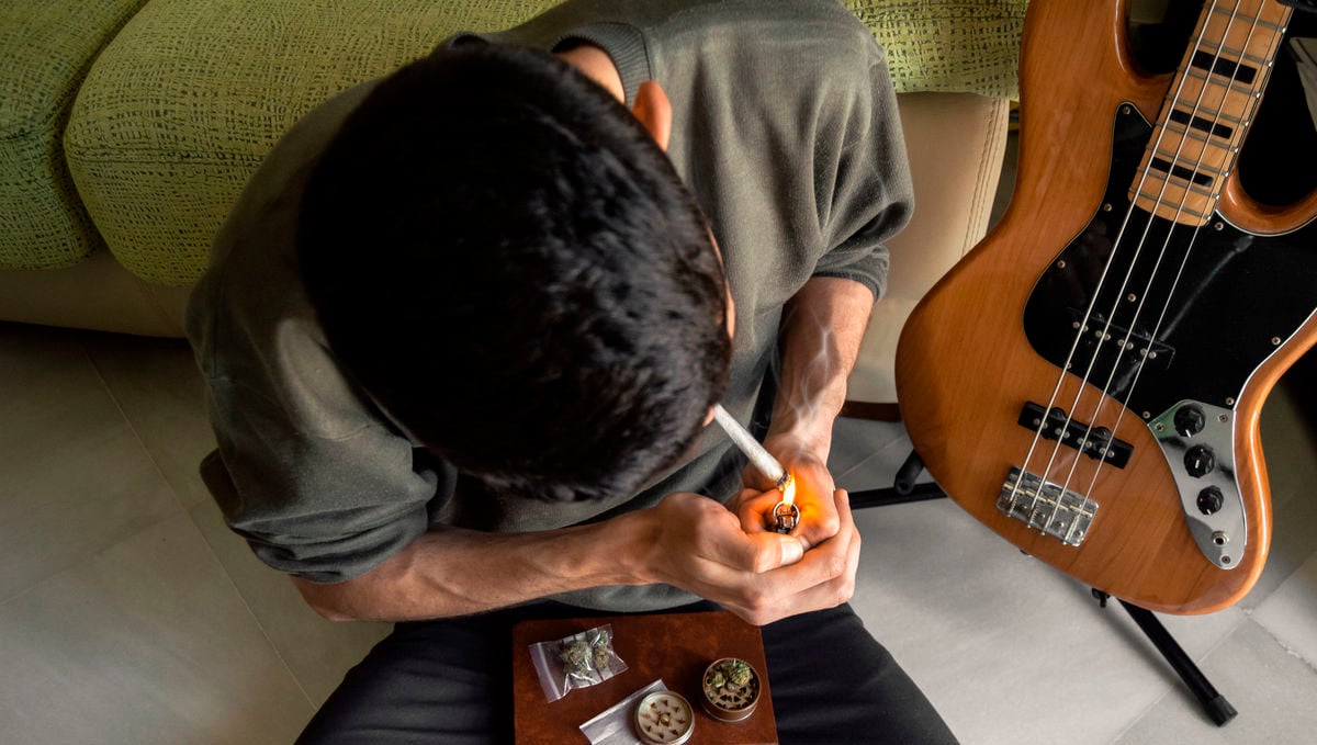 Weed and artists go hand in hand, that's why artsy stoner are a common type.