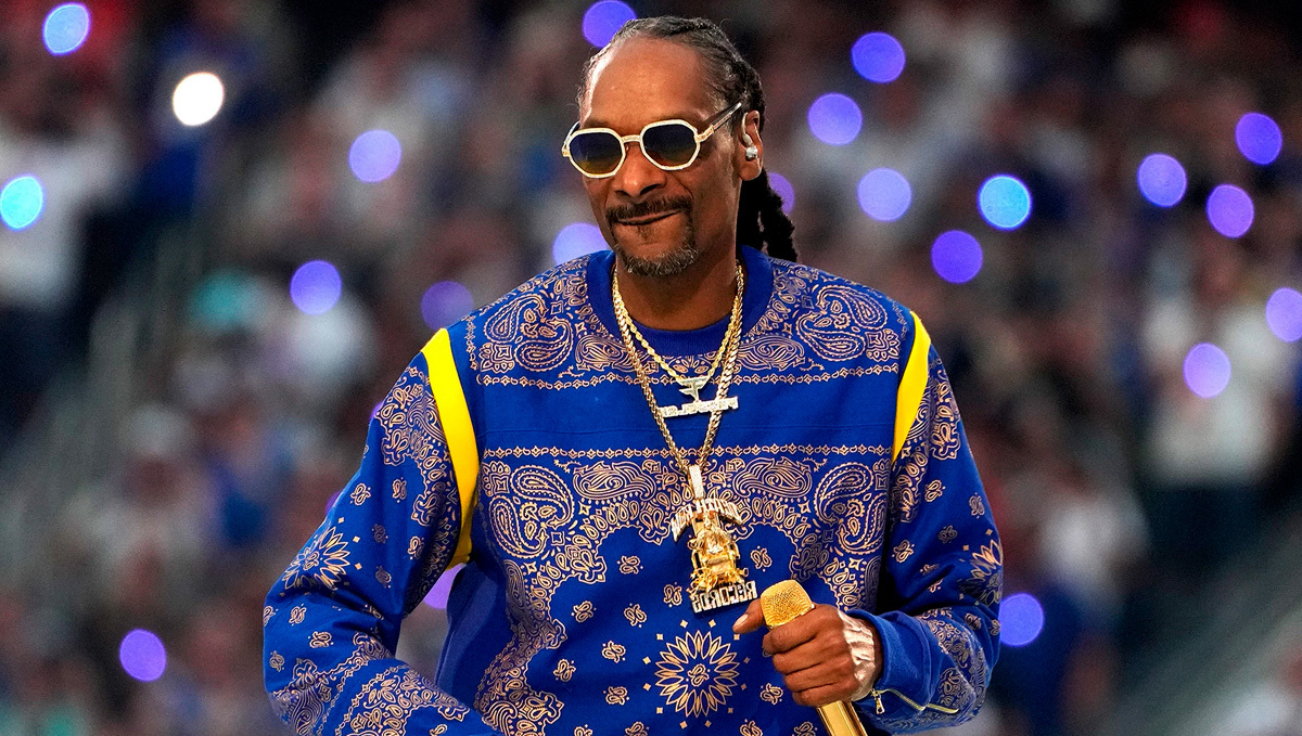 Snoop Dogg Caught Smoking Weed Before His Super Bowl Performance | Fast ...