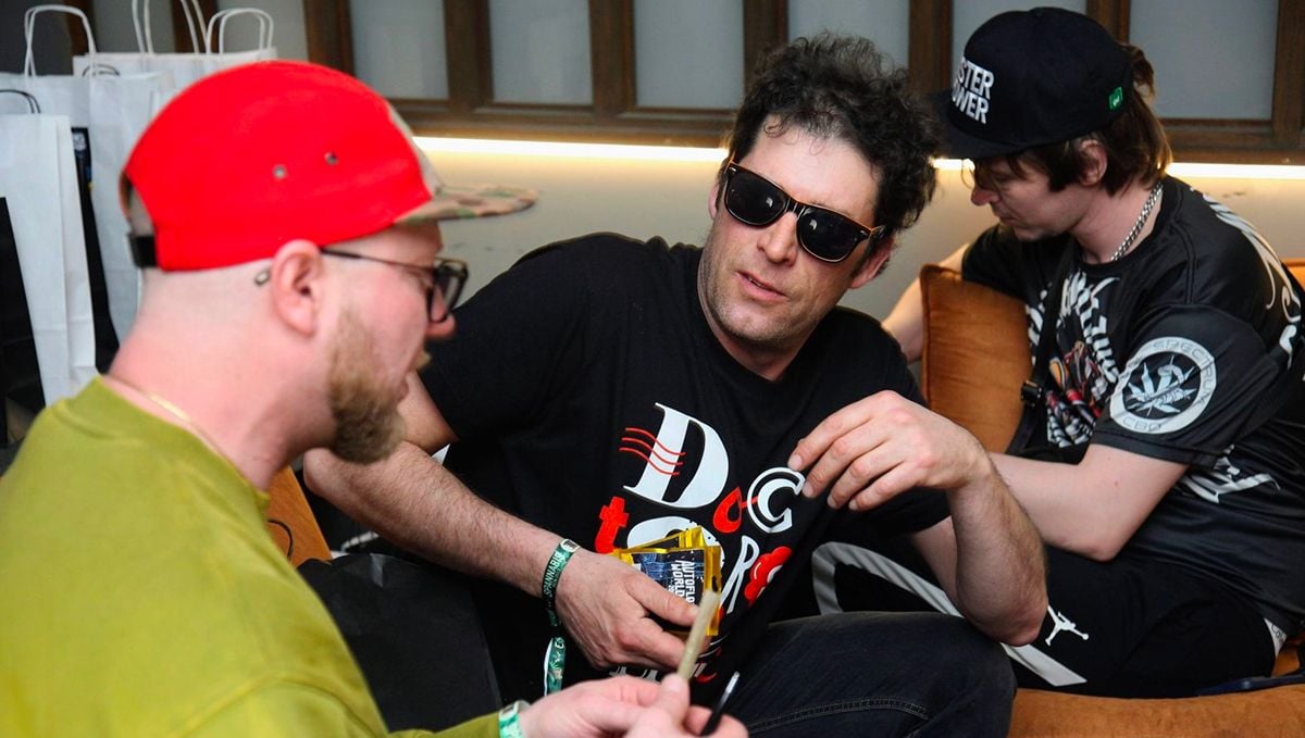 resized1.jpeg Sasha judging at the Autoflower World Cup 2023 with Vince And Weed.