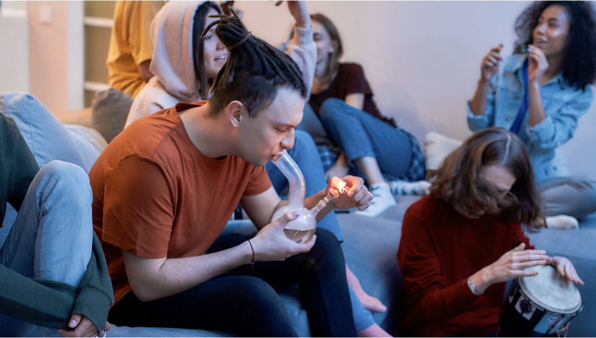 Meno alcol, più erba: Covid-19 ha un impatto sui party nei campus?