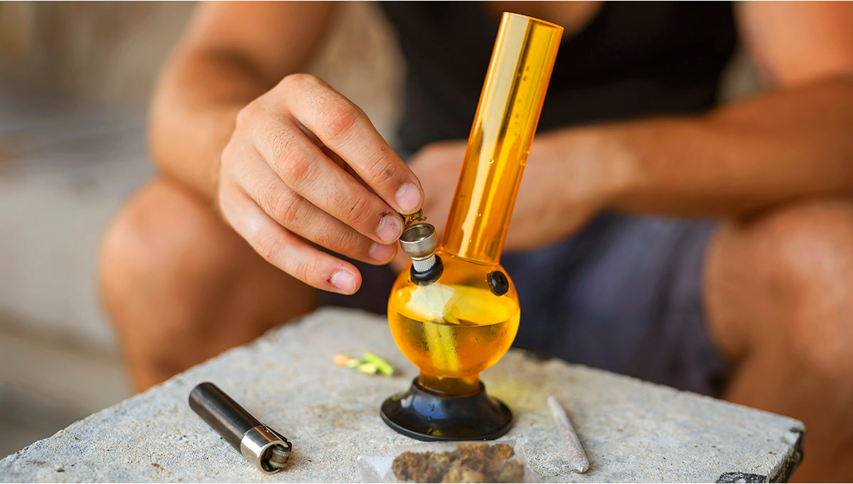 How to Clean Glass Bongs, Pipes, Bowls and Pieces - Puff Pass and Paint